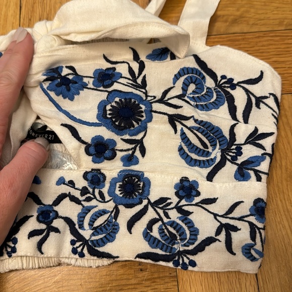 Floral crop top with cut out - Picture 2 of 3